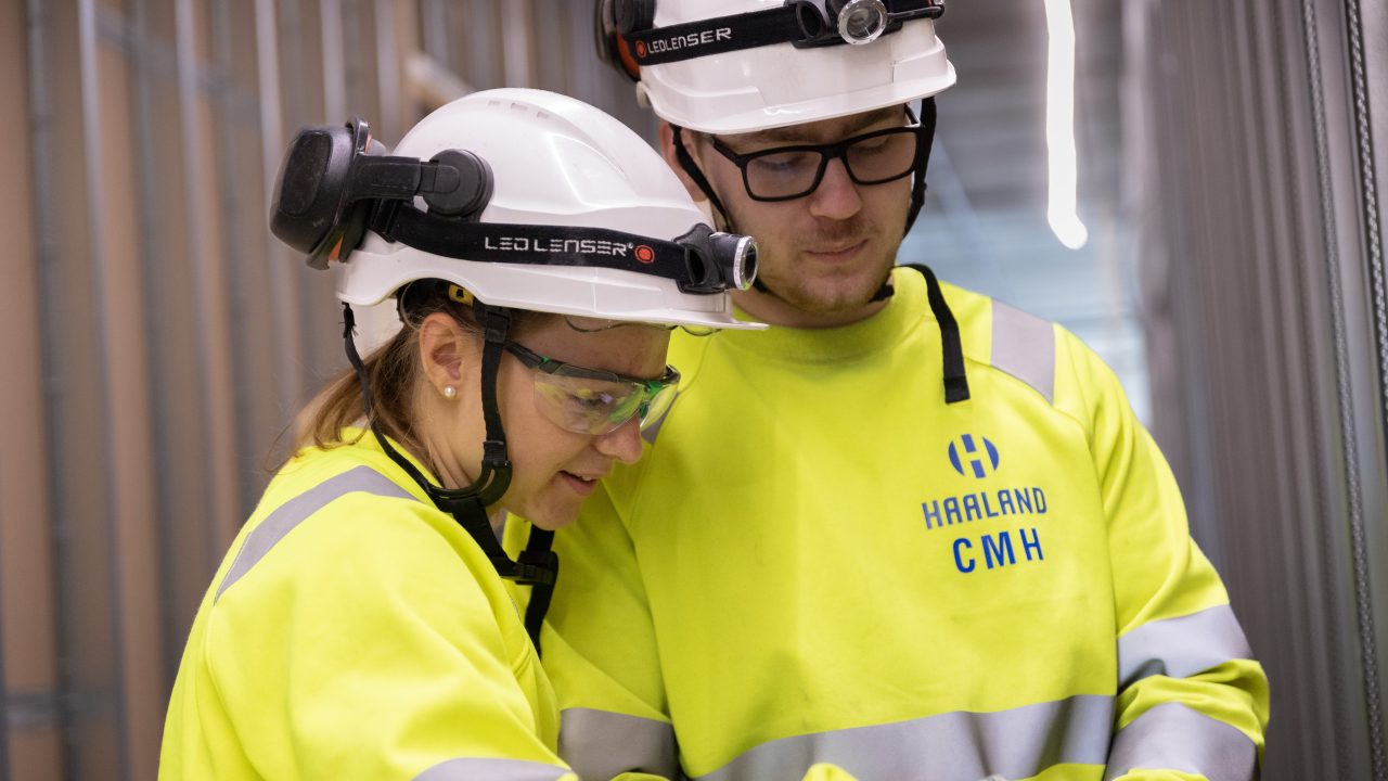 To ansatte ser på tegning